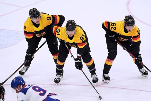 MUELLER Moritz Team GER mit TUOMIE Parker undGAWANKE Leon Eishockey Vorrunde Spiel USA - Deutschland Olympics - Olympische Winterspiele 2026 Mailand - Cortina 06 - 22 Februar 2026 in Italien am 15.02.2026 in Mailand *** MUELLER Moritz Team GER with TUOMIE Parker andGAWANKE Leon Ice field hockey preliminary round match USA Germany Olympics Olympic Winter Games 2026 Milan Cortina 06 February 22, 2026 in Italy on February 15, 2026 in Milan Copyright: xx