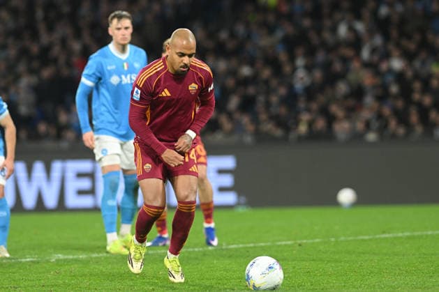 Donyell Malen of AS Roma converts the penalty to make it 1-2 during the Serie A Enelive SSC Napoli vs AS Roma match between SSC Napoli vs AS Roma :Danilo Gemito Live Photo  Copyright: xDaniloxGemito IPAxSportx xipa-agency.netx xx IPA_71576064 IPA_Agency_IPA71576064