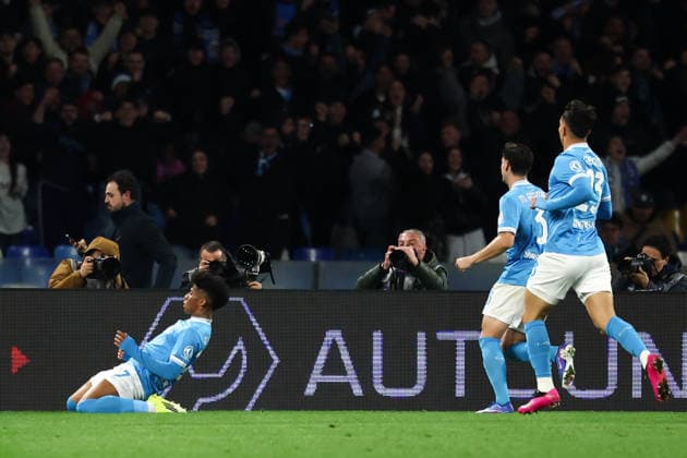 Alisson Santos of SSC Napoli (l) celebrates with team mates after scoring the goal of 2-2 during the Serie A 2025 2026 football match between SSC Napoli and AS Roma at Diego Armando Maradona stadium in Naples (Italy), February 15, 2026. cesarexpurini
