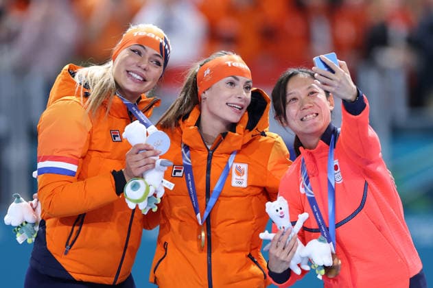 (260215) -- MILAN, Feb. 15, 2026 -- Gold medalist Femke Kok (C) of the Netherlands, silver medalist Jutta Leerdam (L) of the Netherlands, and bronze medalist Takagi Miho of Japan take a selfie during the awarding ceremony of the Speed skating, Eisschnelllauf women s 500m at the Milan-Cortina 2026 Olympic Winter games, Winterspiele,Spiele, Summer games in Milan, Italy, Feb. 15, 2026. ) (MICO2026)ITALY-MILAN-OLYMPIC WINTER GAMES-SPEED SKATING-WOMEN S 500M-FINAL DuxXiaoyi 