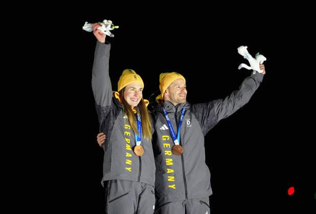 (260215) -- CORTINA D AMPEZZO, Feb. 15, 2026 -- Bronze medalists Jacqueline Pfeifer (L) Christopher Grotheer of Germany celebrate during the awarding ceremony of the skeleton mixed team competition at the Milan-Cortina 2026 Olympic Winter games, Winterspiele,Spiele, Summer games in Cortina, Italy, Feb. 15, 2026. ) (MICO2026)ITALY-CORTINA D AMPEZZO-OLYMPIC WINTER GAMES-SKELETON MIXED TEAM LixGang 