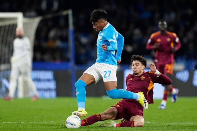 Alisson Santos (SSC Napoli) and Neil El Aynaoui (AS Roma) battle for the ball, Serie A, SSC Napoli v AS Roma, Diego Maradona Stadium, February 15, 2026, Napoli, Italy.