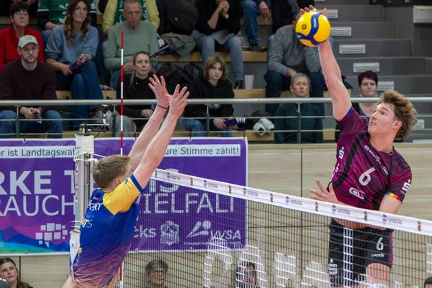 1 Volleyball Bundesliga Season 2025 2026 Cerebricks Volley Goats Mitteldeutschland vs Netzhoppers KW Halle, Germany February 15, 2026 Pictured from left Tom Borchert Bitterfeld and Lovis Homberger Netzhoppers Halle Saale swh Arena Sachsen Anhalt Germany