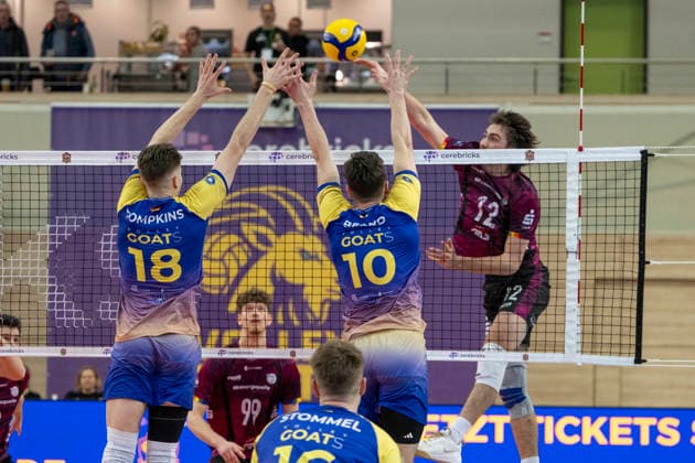 1 Volleyball Bundesliga Season 2025 2026 Cerebricks Volley Goats Mitteldeutschland vs Netzhoppers KW Halle, Germany February 15, 2026 In the picture from left Dax Tompkins Bitterfeld , Erik Brand Bitterfeld and Isaiah Olfert Netzhoppers Halle Saale swh Arena Sachsen Anhalt Germany