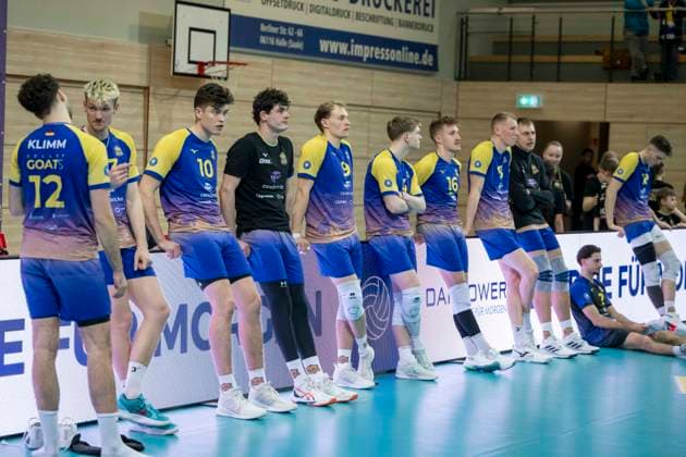 1 Volleyball Bundesliga season 2025 2026 Cerebricks Volley Goats Mitteldeutschland vs Netzhoppers KW Halle, Germany February 15, 2026 In the picture The Volley Goats team stand disappointed on the sidelines after their defeat against Netzhoppers KW Halle Saale swh Arena Sachsen Anhalt Germany