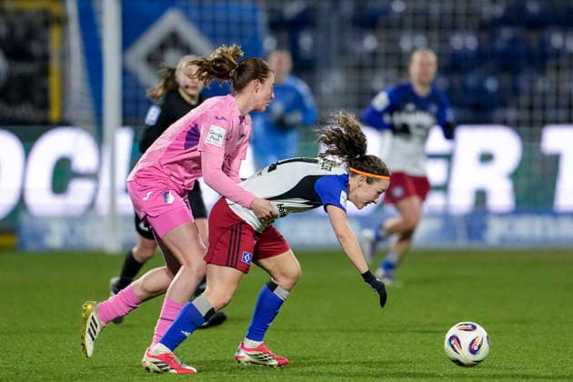 v li Lisa Doorn TSG, 14 , Melanie Brunnthaler HSV, 11 , duel, duel, tackle, tackling, dynamics, action, action, 15 02 2026, Sinsheim Hoffenheim Germany , Football, Google Pixel Women Bundesliga, TSG 1899 Hoffenheim Hamburger SV, DFB DFL REGULATIONS PROHIBIT ANY USE OF PHOTOGRAPHS AS IMAGE SEQUENCES AND OR QUASI VIDEO xozx
