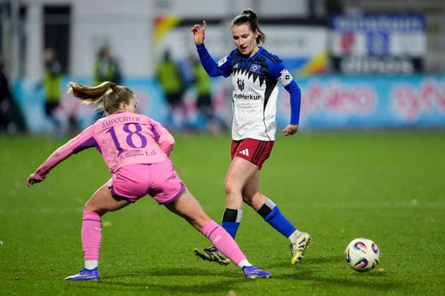 v li Valesca Ampoorter TSG, 18 , Pauline Machtens HSV, 28 , duel, duel, tackle, tackling, dynamics, action, action, 15 02 2026, Sinsheim Hoffenheim Germany , Football, Google Pixel Women Bundesliga, TSG 1899 Hoffenheim Hamburger SV, DFB DFL REGULATIONS PROHIBIT ANY USE OF PHOTOGRAPHS AS IMAGE SEQUENCES AND OR QUASI VIDEO xozx