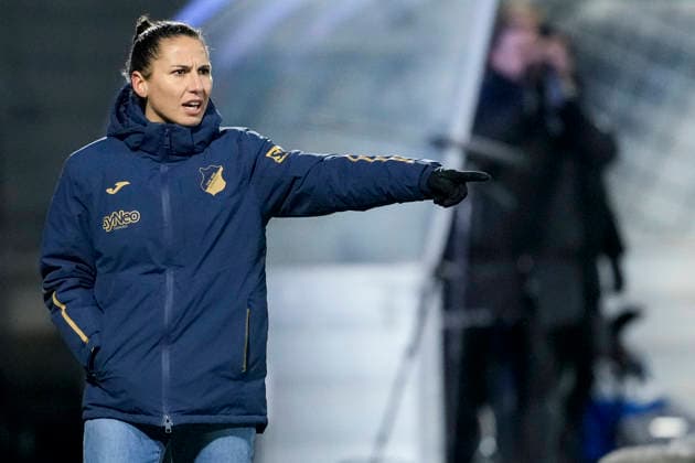 Eva Maria Virsinger head coach, coach, TSG , gives instructions, gestures, gesticulates with arms, single image, single photo, action, action, on the sidelines, 15 02 2026, Sinsheim Hoffenheim Germany , Football, Google Pixel Women Bundesliga, TSG 1899 Hoffenheim Hamburger SV, DFB DFL REGULATIONS PROHIBIT ANY USE OF PHOTOGRAPHS AS IMAGE SEQUENCES AND OR QUASI VIDEO xozx