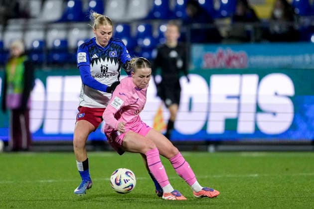 v li Paulina Bartz HSV, 37 , Laura Gloning TSG, 20 , duel, duel, tackle, tackling, dynamics, action, action, 15 02 2026, Sinsheim Hoffenheim Germany , Football, Google Pixel Women Bundesliga, TSG 1899 Hoffenheim Hamburger SV, DFB DFL REGULATIONS PROHIBIT ANY USE OF PHOTOGRAPHS AS IMAGE SEQUENCES AND OR QUASI VIDEO xozx