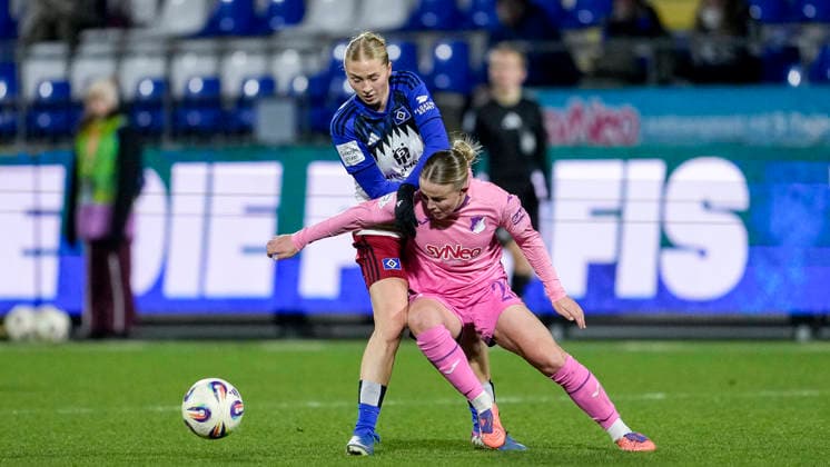 v li Paulina Bartz HSV, 37 , Laura Gloning TSG, 20 , duel, duel, tackle, tackling, dynamics, action, action, 15 02 2026, Sinsheim Hoffenheim Germany , Football, Google Pixel Women Bundesliga, TSG 1899 Hoffenheim Hamburger SV, DFB DFL REGULATIONS PROHIBIT ANY USE OF PHOTOGRAPHS AS IMAGE SEQUENCES AND OR QUASI VIDEO xozx