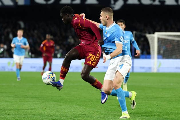 Robinio Vaz of AS Roma and Alessandro Buongiorno of SSC Napoli compete for the ball during the Serie A 2025 2026 football match between SSC Napoli and AS Roma at Diego Armando Maradona stadium in Naples (Italy), February 15, 2026. cesarexpurini