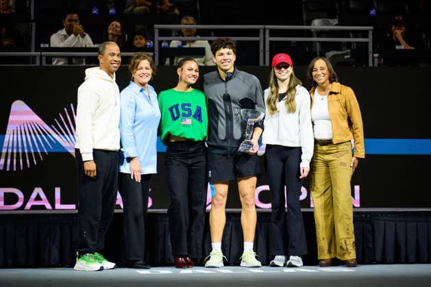 February 15, 2026, Frisco, Texas, USA: BEN SHELTON poses with his family and girlfriend TRINITY RODMAN (green) after winning the Dallas Open. Ben Shelton defeated Taylor Fritz in 3 sets. 3:6, 6:3 and 7:5. Ben Shelton Wins Dallas Open 2:1 Taylor Fritz  - ZUMAm348 20260215_znp_m348_023 Copyright: xLuisxRevillaxMatax