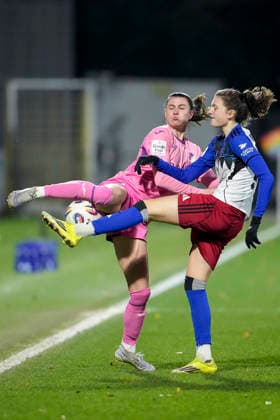 v li Chiara Hahn TSG, 23 , Lotta Wrede HSV, 32 , duel, duel, tackle, tackling, dynamics, action, action, 15 02 2026, Sinsheim Hoffenheim Germany , Football, Google Pixel Women Bundesliga, TSG 1899 Hoffenheim Hamburger SV, DFB DFL REGULATIONS PROHIBIT ANY USE OF PHOTOGRAPHS AS IMAGE SEQUENCES AND OR QUASI VIDEO xozx