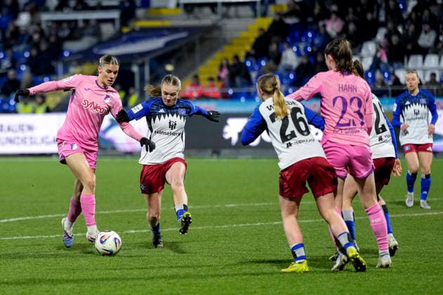 v li Selina Cerci TSG, 29 , Annaleen Böhler HSV, 6 , duel, duel, tackle, tackling, dynamics, action, action, 15 02 2026, Sinsheim Hoffenheim Germany , Football, Google Pixel Women Bundesliga, TSG 1899 Hoffenheim Hamburger SV, DFB DFL REGULATIONS PROHIBIT ANY USE OF PHOTOGRAPHS AS IMAGE SEQUENCES AND OR QUASI VIDEO xozx