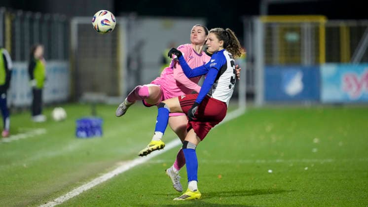 v li Chiara Hahn TSG, 23 , Lotta Wrede HSV, 32 , duel, duel, tackle, tackling, dynamics, action, action, 15 02 2026, Sinsheim Hoffenheim Germany , Football, Google Pixel Women Bundesliga, TSG 1899 Hoffenheim Hamburger SV, DFB DFL REGULATIONS PROHIBIT ANY USE OF PHOTOGRAPHS AS IMAGE SEQUENCES AND OR QUASI VIDEO xozx