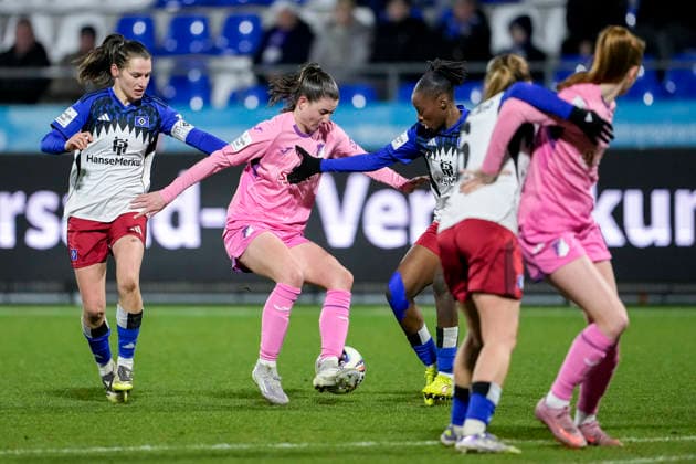 v li Pauline Machtens HSV, 28 , Chiara Hahn TSG, 23 , Magou Doucoure HSV, 2 , duel, duel scene, duel, tackle, tackling, dynamics, action, action, 15 02 2026, Sinsheim Hoffenheim Germany , Football, Google Pixel Women Bundesliga, TSG 1899 Hoffenheim Hamburger SV, DFB DFL REGULATIONS PROHIBIT ANY USE OF PHOTOGRAPHS AS IMAGE SEQUENCES AND OR QUASI VIDEO xozx