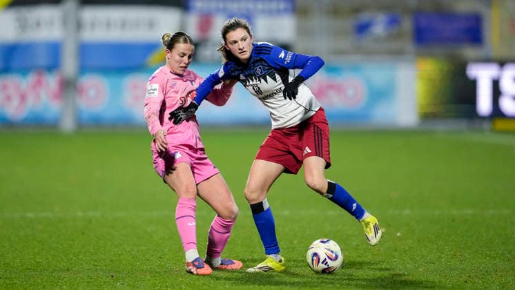 v li Laura Gloning TSG, 20 , Lotta Wrede HSV, 32 , duel, duel, tackle, tackling, dynamics, action, action, 15 02 2026, Sinsheim Hoffenheim Germany , Football, Google Pixel Women Bundesliga, TSG 1899 Hoffenheim Hamburger SV, DFB DFL REGULATIONS PROHIBIT ANY USE OF PHOTOGRAPHS AS IMAGE SEQUENCES AND OR QUASI VIDEO xozx