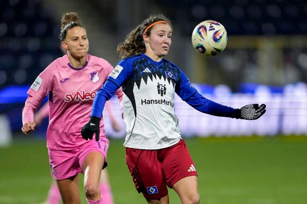v li Franziska Harsch TSG, 17 , Melanie Brunnthaler HSV, 11 , duel, duel, tackle, tackling, dynamics, action, action, 15 02 2026, Sinsheim Hoffenheim Germany , Football, Google Pixel Women Bundesliga, TSG 1899 Hoffenheim Hamburger SV, DFB DFL REGULATIONS PROHIBIT ANY USE OF PHOTOGRAPHS AS IMAGE SEQUENCES AND OR QUASI VIDEO xozx