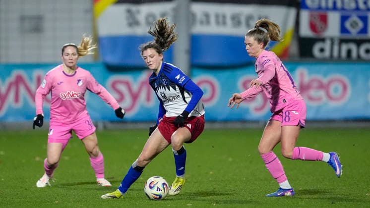 v li Nadine Bitzer TSG, 30 , Lotta Wrede HSV, 32 , Valesca Ampoorter TSG, 18 , duel, duel scene, duel, tackle, tackling, dynamics, action, action, 15 02 2026, Sinsheim Hoffenheim Germany , Football, Google Pixel Women Bundesliga, TSG 1899 Hoffenheim Hamburger SV, DFB DFL REGULATIONS PROHIBIT ANY USE OF PHOTOGRAPHS AS IMAGE SEQUENCES AND OR QUASI VIDEO xozx