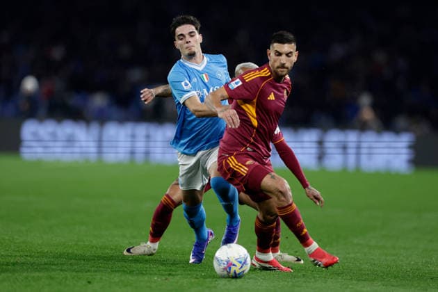 CALCIO - Serie A - SSC Napoli vs AS Roma Napoli s Spanish defender Miguel Gutierrez challenges for the ball with Roma s Italian midfielder Lorenzo Pellegrini during the Serie A football match between SSC Napoli and AS Roma at the Diego Armando Maradona Stadium in Naples, February 15, 2026. Naples Italy  Copyright: xIPAxSport ABACAx