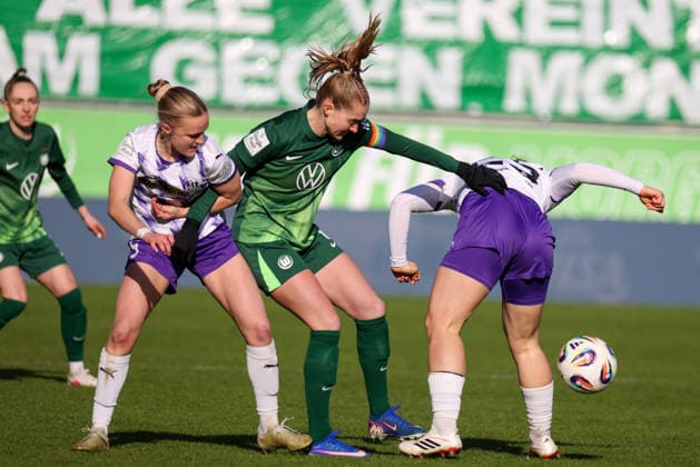 Wolfsburg, Germany February 15, 2026 1 Frauenbundesliga 2025 2026 VfL Wolfsburg vs SGS Essen In the picture from left in a duel Ramona Maier SGS , Janina Minge VfL and Paulina Platner SGS Copyright: HMBxMedia MadeleinexFantini