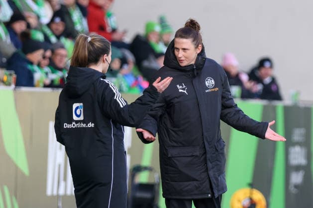 Wolfsburg, Germany February 15, 2026 1 Frauenbundesliga 2025 2026 VfL Wolfsburg vs SGS Essen In the picture from left the second coach Heleen Jaques SGS Copyright: HMBxMedia MadeleinexFantini