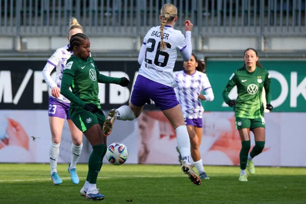 Wolfsburg, Germany February 15, 2026 1 Frauenbundesliga 2025 2026 VfL Wolfsburg vs SGS Essen In the picture from left in the duel Lineth Beerensteyn VfL and Lany Mia Bäcker Baecker SGS Copyright: HMBxMedia MadeleinexFantini