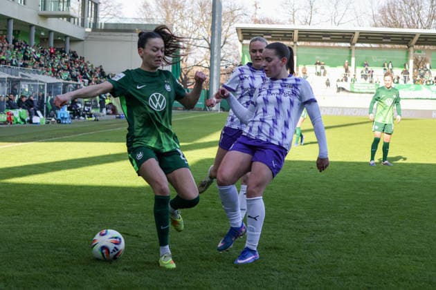 Wolfsburg, Germany February 15, 2026 1 Womens Bundesliga 2025 2026 VfL Wolfsburg vs SGS Essen In the picture from left in the duel Joelle Wedemeyer VfL and Leonie Köpp Koepp SGS Copyright: HMBxMedia MadeleinexFantini