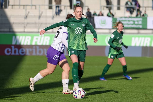 Wolfsburg, Germany 15 February 2026 1 Frauenbundesliga 2025 2026 VfL Wolfsburg vs SGS Essen In the picture from left the second Sophia Kleinherne VfL clears the ball in a duel with Paulina Platner SGS , behind her Copyright: HMBxMedia MadeleinexFantini