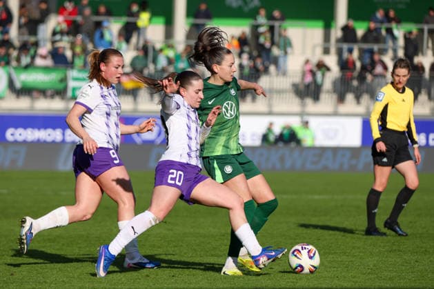 Wolfsburg, Germany February 15, 2026 1 Frauenbundesliga 2025 2026 VfL Wolfsburg vs SGS Essen In the picture from left in the duel Ramona Maier SGS , Leonie Köpp Koepp SGS and Joelle Wedemeyer VfL Copyright: HMBxMedia MadeleinexFantini