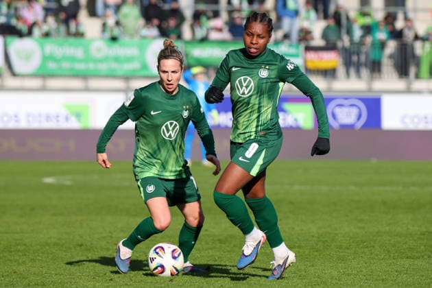 Wolfsburg, Germany February 15, 2026 1 Frauenbundesliga 2025 2026 VfL Wolfsburg vs SGS Essen Pictured from left Svenja Huth VfL and Lineth Beerensteyn VfL Copyright: HMBxMedia MadeleinexFantini