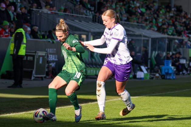 Wolfsburg, Germany February 15, 2026 1 Womens Bundesliga 2025 2026 VfL Wolfsburg vs SGS Essen In the picture from left in the duel Svenja Huth VfL and Lany Mia Bäcker Baecker SGS Copyright: HMBxMedia MadeleinexFantini