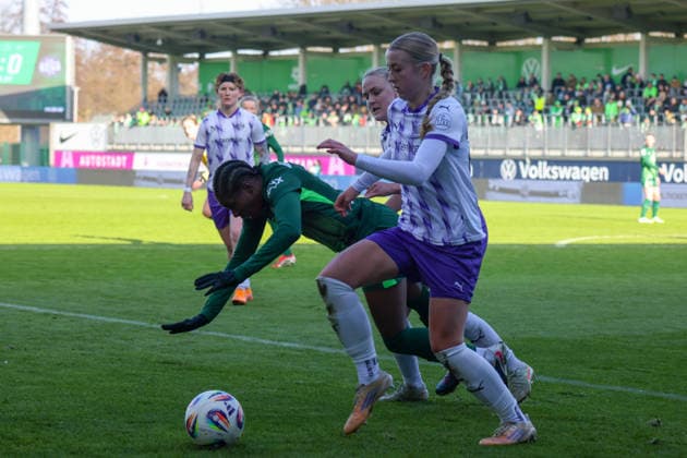 Wolfsburg, Germany 15 February 2026 1 Frauenbundesliga 2025 2026 VfL Wolfsburg vs SGS Essen In the picture from left in the duel Lineth Beerensteyn VfL , Paula Flach SGS and Lany Mia Bäcker Baecker SGS Copyright: HMBxMedia MadeleinexFantini