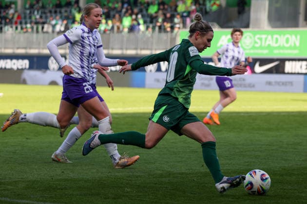 Wolfsburg, Germany February 15, 2026 1 Frauenbundesliga 2025 2026 VfL Wolfsburg vs SGS Essen Pictured from left Lany Mia Bäcker Baecker SGS and Svenja Huth VfL in a running duel Copyright: HMBxMedia MadeleinexFantini