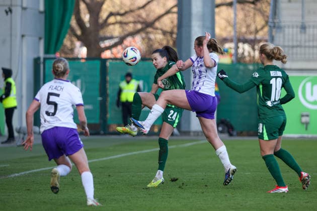 Wolfsburg, Germany 15 February 2026 1 Frauenbundesliga 2025 2026 VfL Wolfsburg vs SGS Essen In the picture from left in the duel Joelle Wedemeyer VfL , Ramona Maier SGS and Justine Kielland VfL Copyright: HMBxMedia MadeleinexFantini