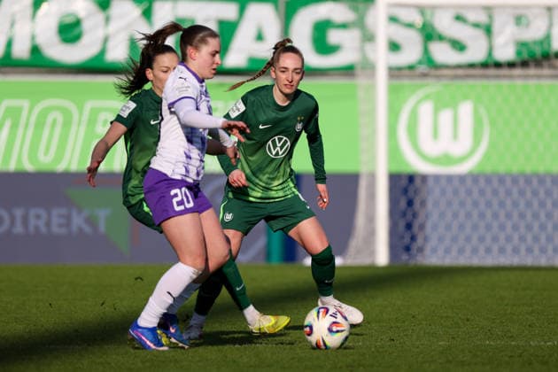 Wolfsburg, Germany 15 February 2026 1 Frauenbundesliga 2025 2026 VfL Wolfsburg vs SGS Essen In the picture from left in the duel Joelle Wedemeyer VfL , Leonie Köpp Koepp SGS and Sophia Kleinherne VfL Copyright: HMBxMedia MadeleinexFantini