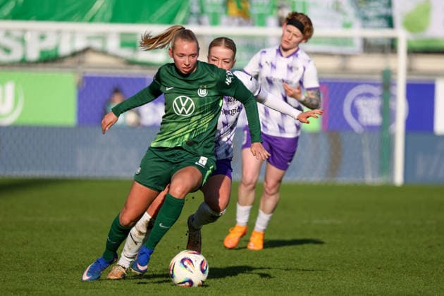 Wolfsburg, Germany February 15, 2026 1 Womens Bundesliga 2025 2026 VfL Wolfsburg vs SGS Essen In the picture from left in the duel Ella Peddemors VfL and Lany Mia Bäcker Baecker SGS Copyright: HMBxMedia MadeleinexFantini