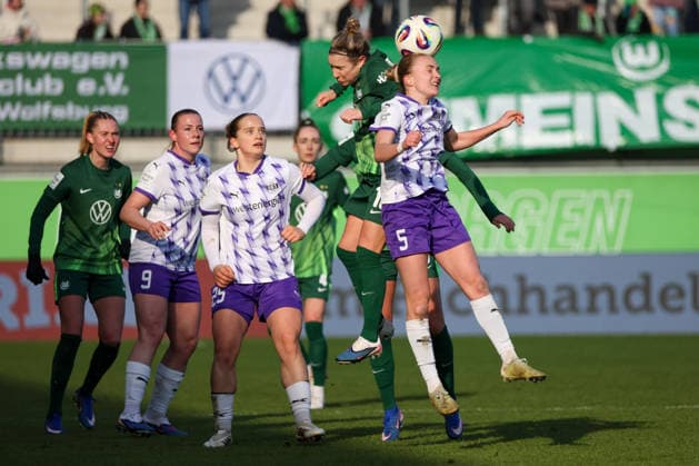 Wolfsburg, Germany 15 February 2026 1 Frauenbundesliga 2025 2026 VfL Wolfsburg vs SGS Essen In the picture from left Svenja Huth VfL and Paula Flach SGS in a header duel Copyright: HMBxMedia MadeleinexFantini