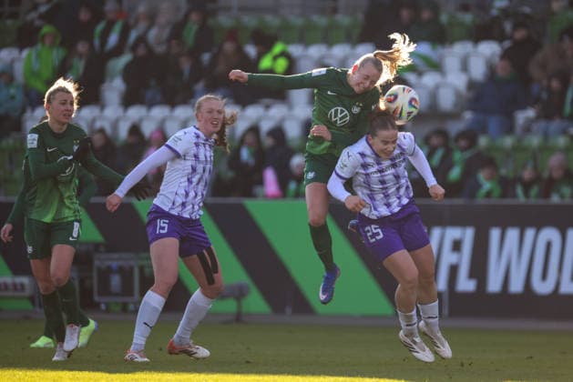 Wolfsburg, Germany 15 February 2026 1 Womens Bundesliga 2025 2026 VfL Wolfsburg vs SGS Essen In the picture from left the third Ella Peddemors VfL and Paulina Platner SGS in the header duel Copyright: HMBxMedia MadeleinexFantini