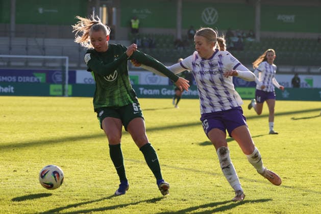 Wolfsburg, Germany February 15, 2026 1 Womens Bundesliga 2025 2026 VfL Wolfsburg vs SGS Essen In the picture from left in the duel Ella Peddemors VfL and Lany Mia Bäcker Baecker SGS Copyright: HMBxMedia MadeleinexFantini