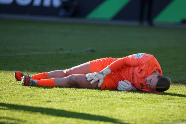 Wolfsburg, Germany 15 February 2026 1 Frauenbundesliga 2025 2026 VfL Wolfsburg vs SGS Essen In the picture goalkeeper Kim Sindermann SGS injured on the pitch Copyright: HMBxMedia MadeleinexFantini