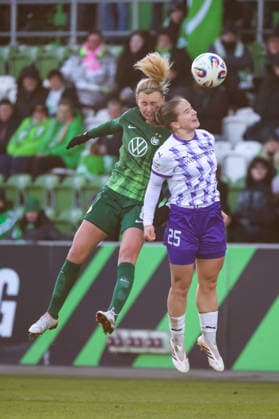 Wolfsburg, Germany 15 February 2026 1 Frauenbundesliga 2025 2026 VfL Wolfsburg vs SGS Essen In the picture from left Lena Lattwein VfL and Paulina Platner SGS in a header duel Copyright: HMBxMedia MadeleinexFantini