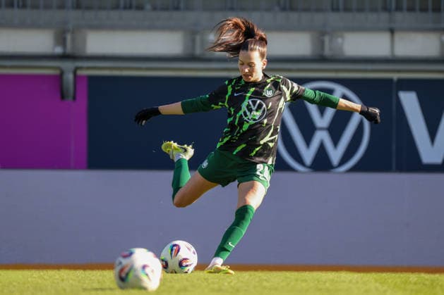 Wolfsburg, Germany 15 February 2026 1 Frauenbundesliga 2025 2026 VfL Wolfsburg vs SGS Essen In the picture Joelle Wedemeyer VfL warming up before the game against Essen Copyright: HMBxMedia MadeleinexFantini