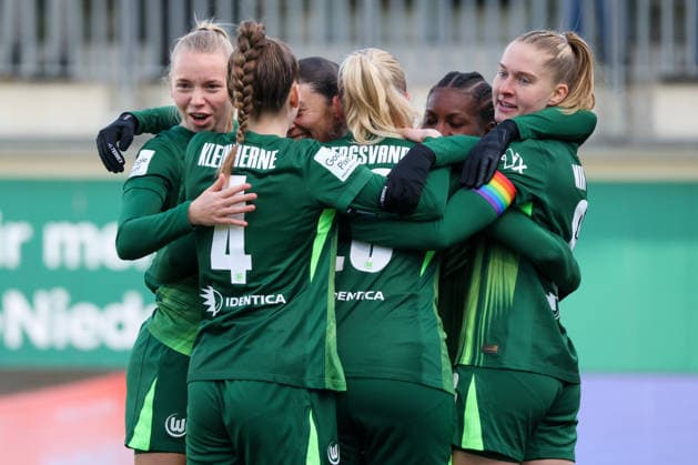 Wolfsburg, Germany 15 February 2026 1 Frauenbundesliga 2025 2026 VfL Wolfsburg vs SGS Essen In the picture from left the third goal scorer Kessya Bussy VfL , partly hidden, scores the goal for 1 0 for Wolfsburg and cheers with Ella Peddemors VfL , Sophia Kleinherne VfL , Guro Bergsvand VfL , Lineth Beerensteyn VfL and Janina Minge VfL Copyright: HMBxMedia MadeleinexFantini