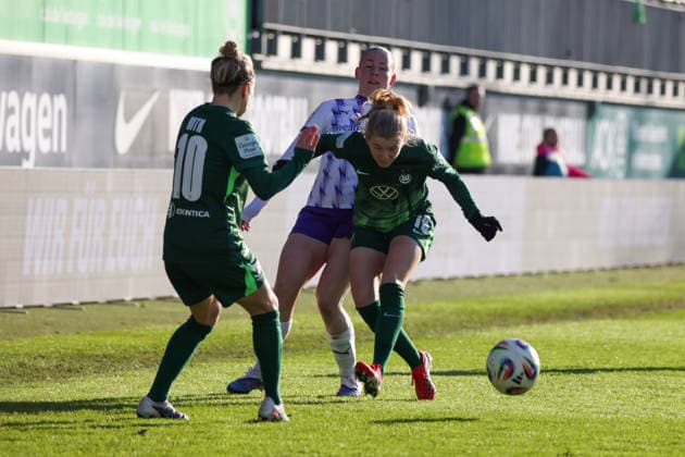 Wolfsburg, Germany 15 February 2026 1 Frauenbundesliga 2025 2026 VfL Wolfsburg vs SGS Essen In the picture from left in the duel Svenja Huth VfL , Ramona Maier SGS and Justine Kielland VfL Copyright: HMBxMedia MadeleinexFantini