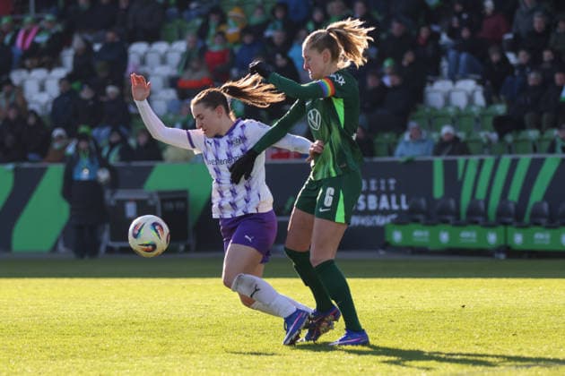 Wolfsburg, Germany February 15, 2026 1 Womens Bundesliga 2025 2026 VfL Wolfsburg vs SGS Essen In the picture from left in the duel Leonie Köpp Koepp SGS and Janina Minge VfL Copyright: HMBxMedia MadeleinexFantini