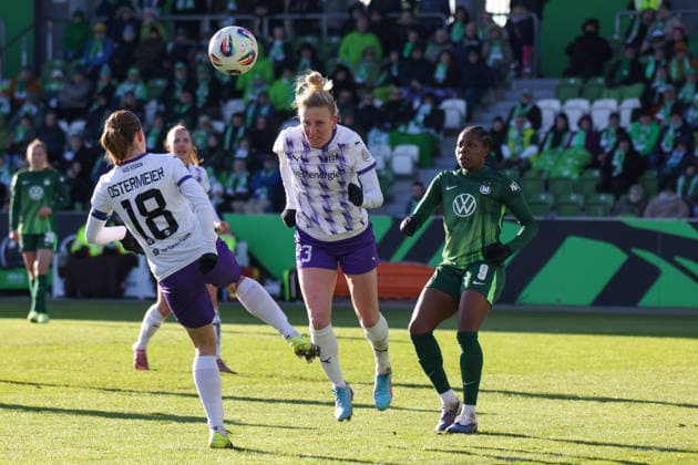 Wolfsburg, Germany 15 February 2026 1 Frauenbundesliga 2025 2026 VfL Wolfsburg vs SGS Essen In the picture from left in the duel Lena Ostermeier SGS , Julia Debitzki SGS and Lineth Beerensteyn VfL Copyright: HMBxMedia MadeleinexFantini