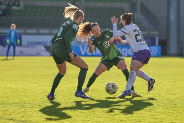Wolfsburg, Germany February 15, 2026 1 Womens Bundesliga 2025 2026 VfL Wolfsburg vs SGS Essen In the picture from left in the duel Ella Peddemors VfL , Joelle Wedemeyer VfL and Leonie Köpp Koepp SGS Copyright: HMBxMedia MadeleinexFantini