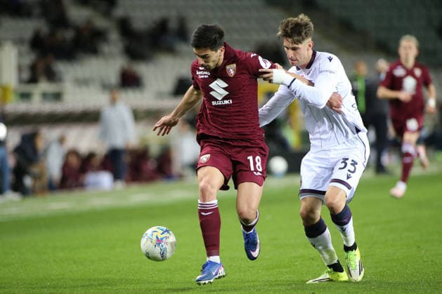 CALCIO - Serie A - Torino FC vs Bologna FC Juan Miranda (Bologna FC) againts Giovanni Simeone (Torino FC) during Torino FC vs Bologna FC, Italian soccer Serie A match in Turin, Italy, February 15 2026 Turin Italy  Copyright: xIPAxSport ABACAx