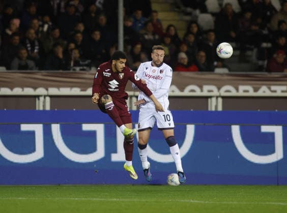 CALCIO - Serie A - Torino FC vs Bologna FC Saul Coco of Torino FC and Federico Bernardeschi of Bologna FC during the Italian Serie A, 2025 2026 season, football match between Torino FC and Bologna FC 1909, on 15 February 2026 at Stadio Olimpico Grande Torino, Turin, Italy. Photo Nderim Kaceli Turin Italy  Copyright: xIPAxSport ABACAx